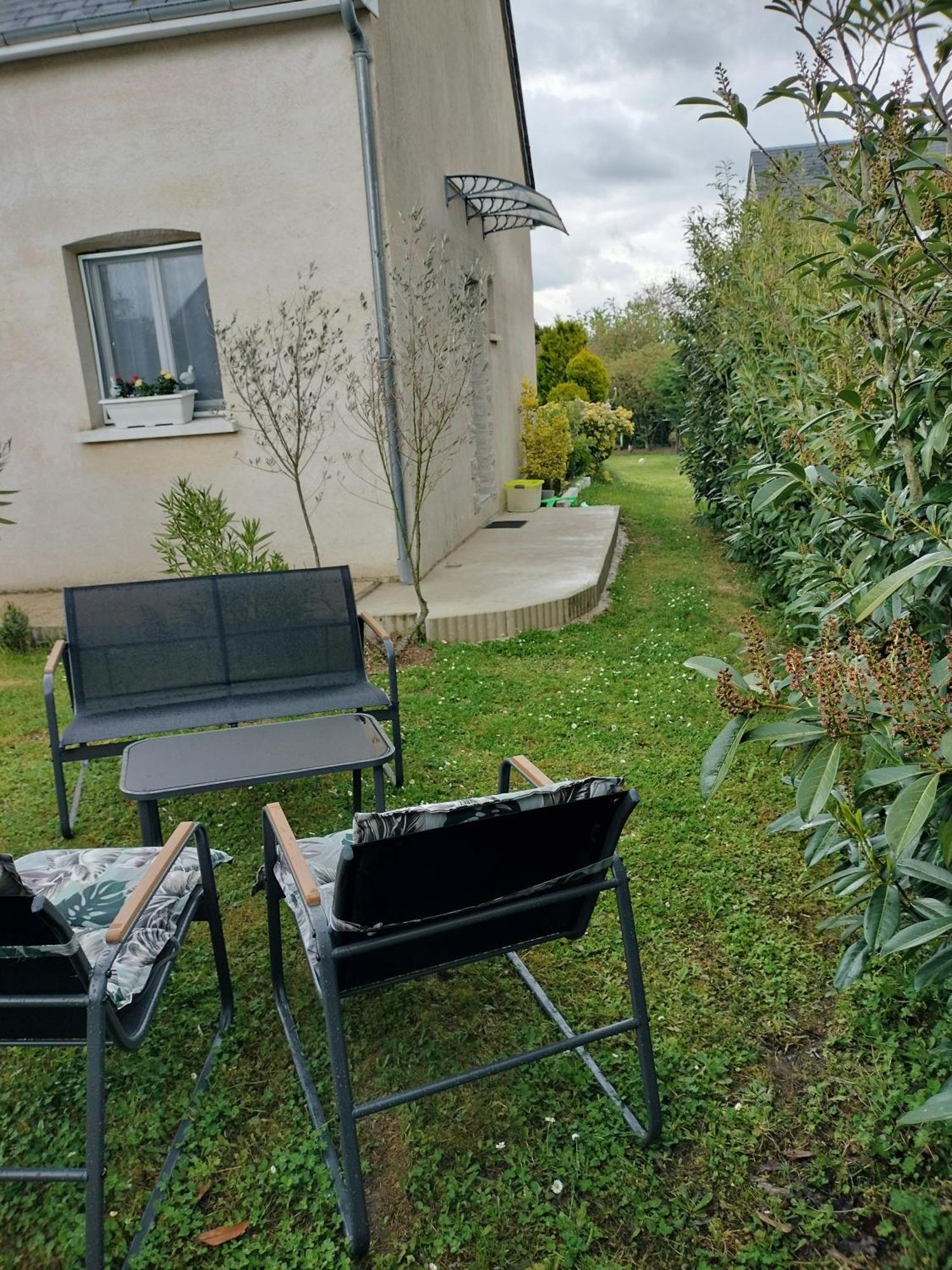 Un Studio Avec Une Entree Independante Thilouze 외부 사진
